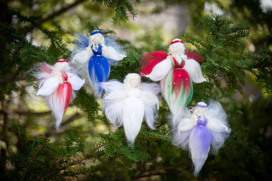 L'ange de Noël accompagné des 4 anges de l'avent (bleu, rouge, blanc et violet).